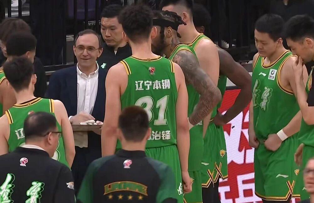 英格兰队被偷得只剩裤衩？更可怕的是丢了球鞋真能输球
